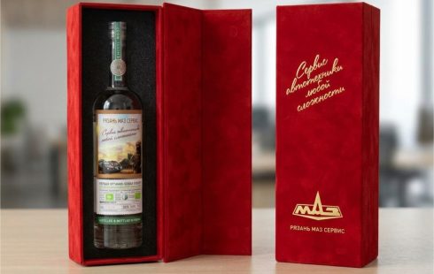 Коробка для алкоголя из&nbsp;картона, кашированная бархатом, с&nbsp;тиснением