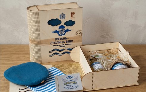 Подарочный набор на&nbsp;день ВДВ в&nbsp;брендированной коробке из&nbsp;фанеры по&nbsp;индивидуальному дизайну