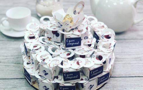 Картонные мини-коробки с&nbsp;шоколадными конфетами в&nbsp;виде торта на&nbsp;день рождения компании