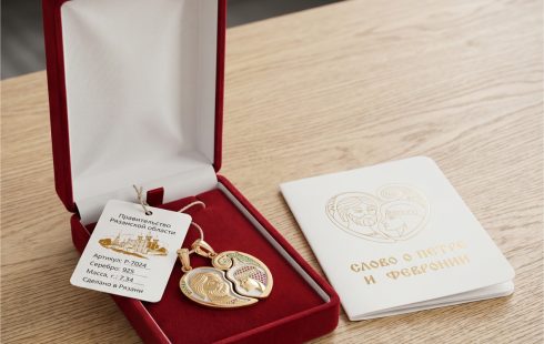 Ювелирная подвеска из&nbsp;драгметаллов с&nbsp;фианитами в&nbsp;подарочной коробке